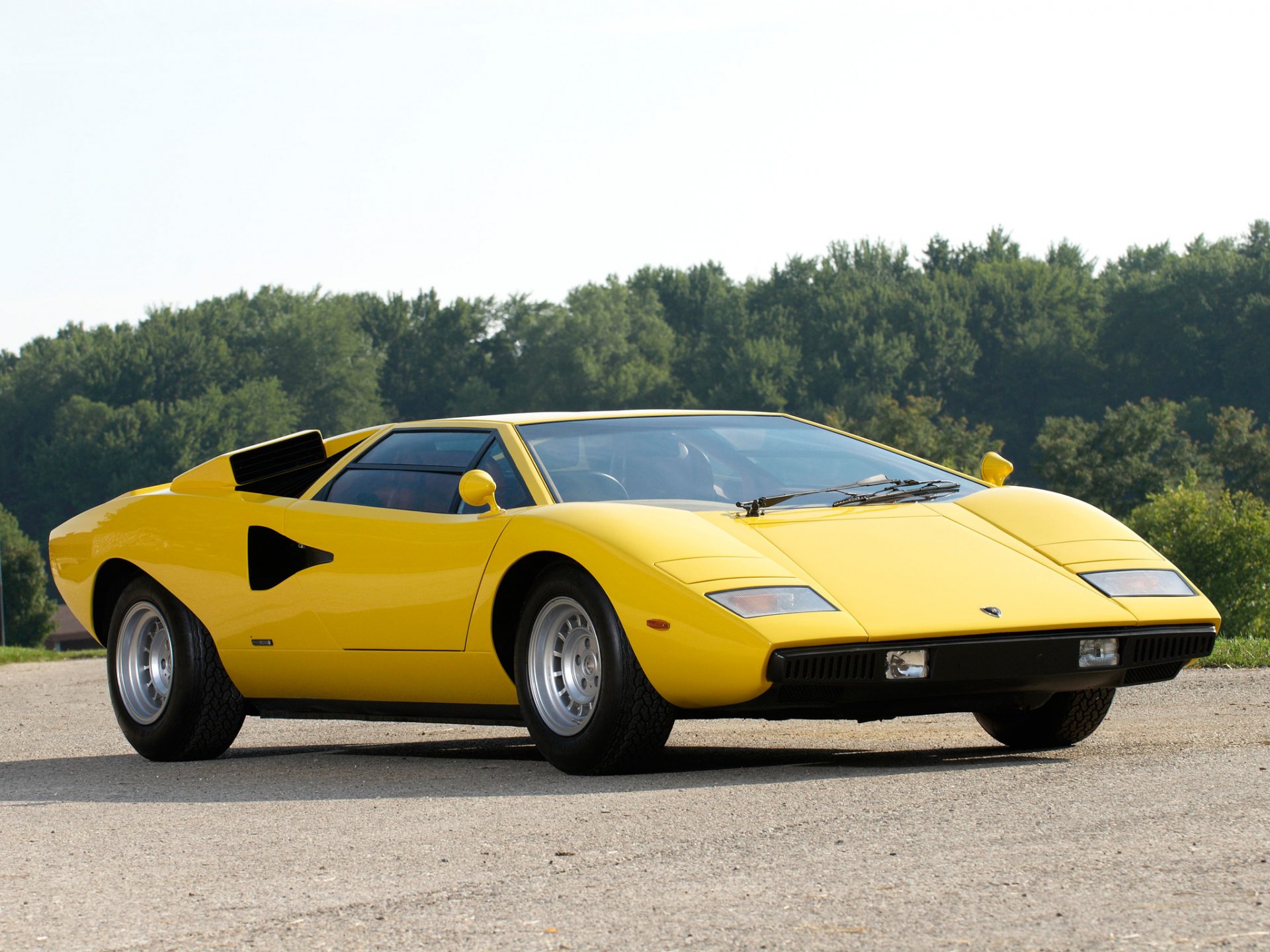 lamborghini countach lp400 lamborghini kountach lp400 amarillo árboles