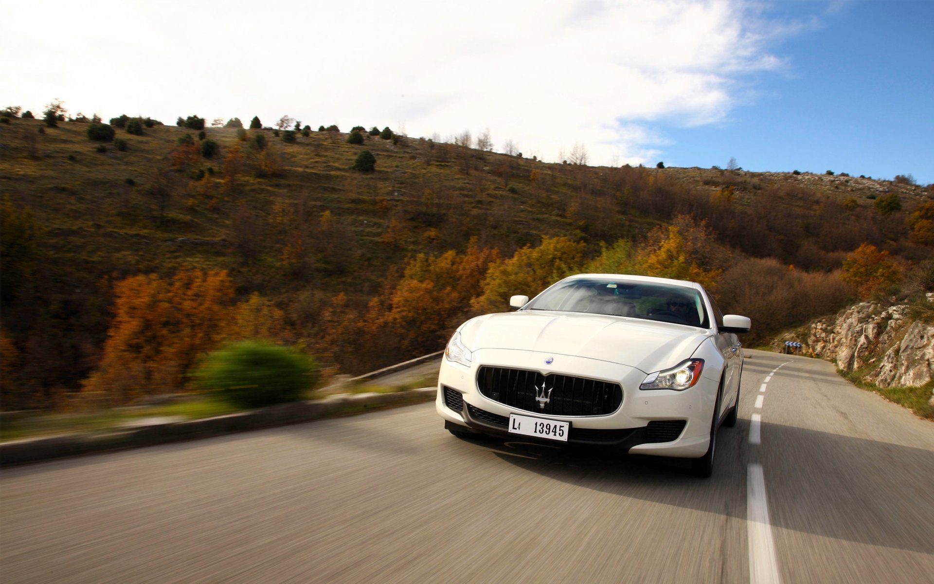 maserati quatroporte maserati weiß herbst front himmel