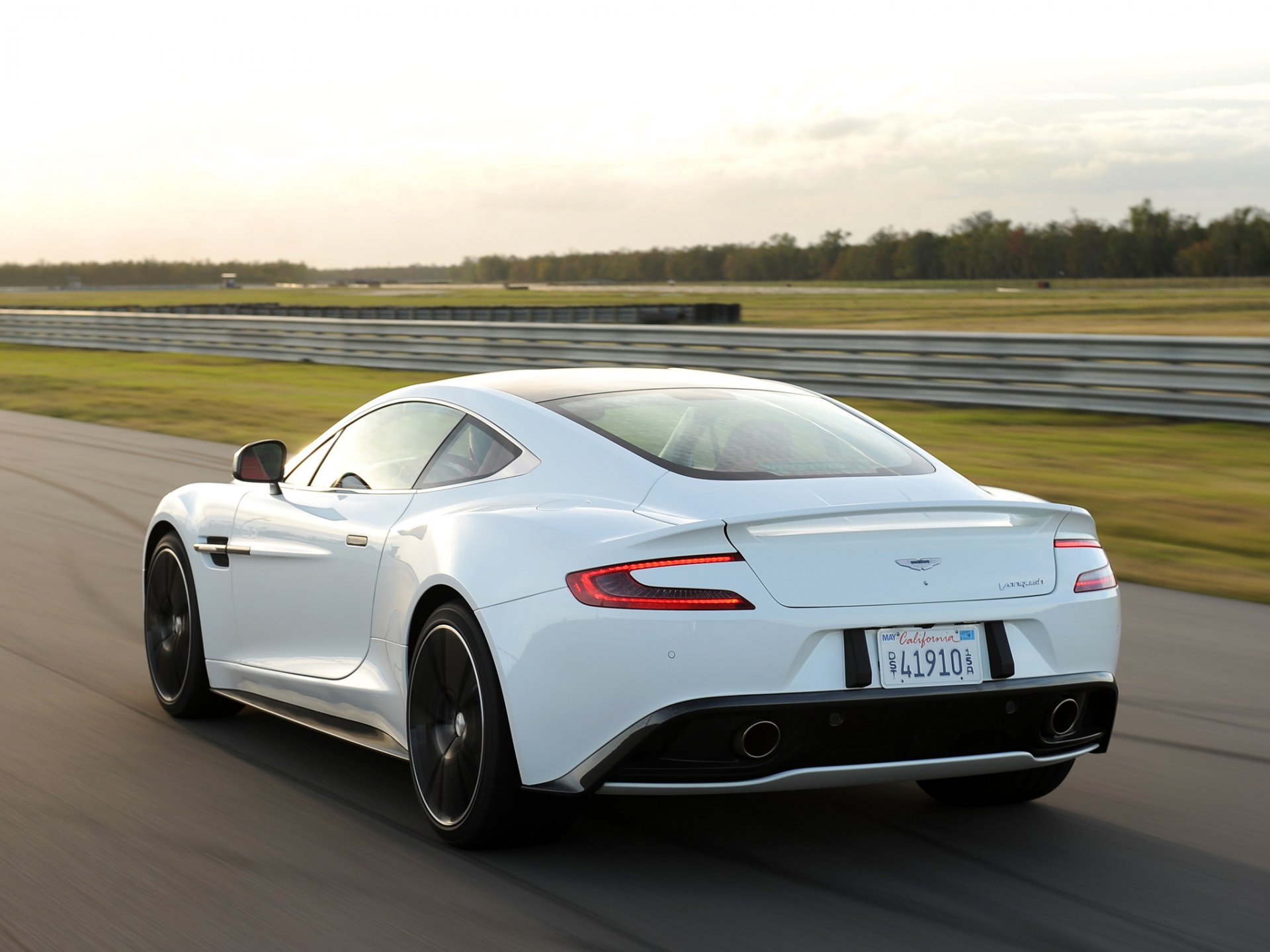 aston martin vanquish vista trasera alerón coche superdeportivo blanco