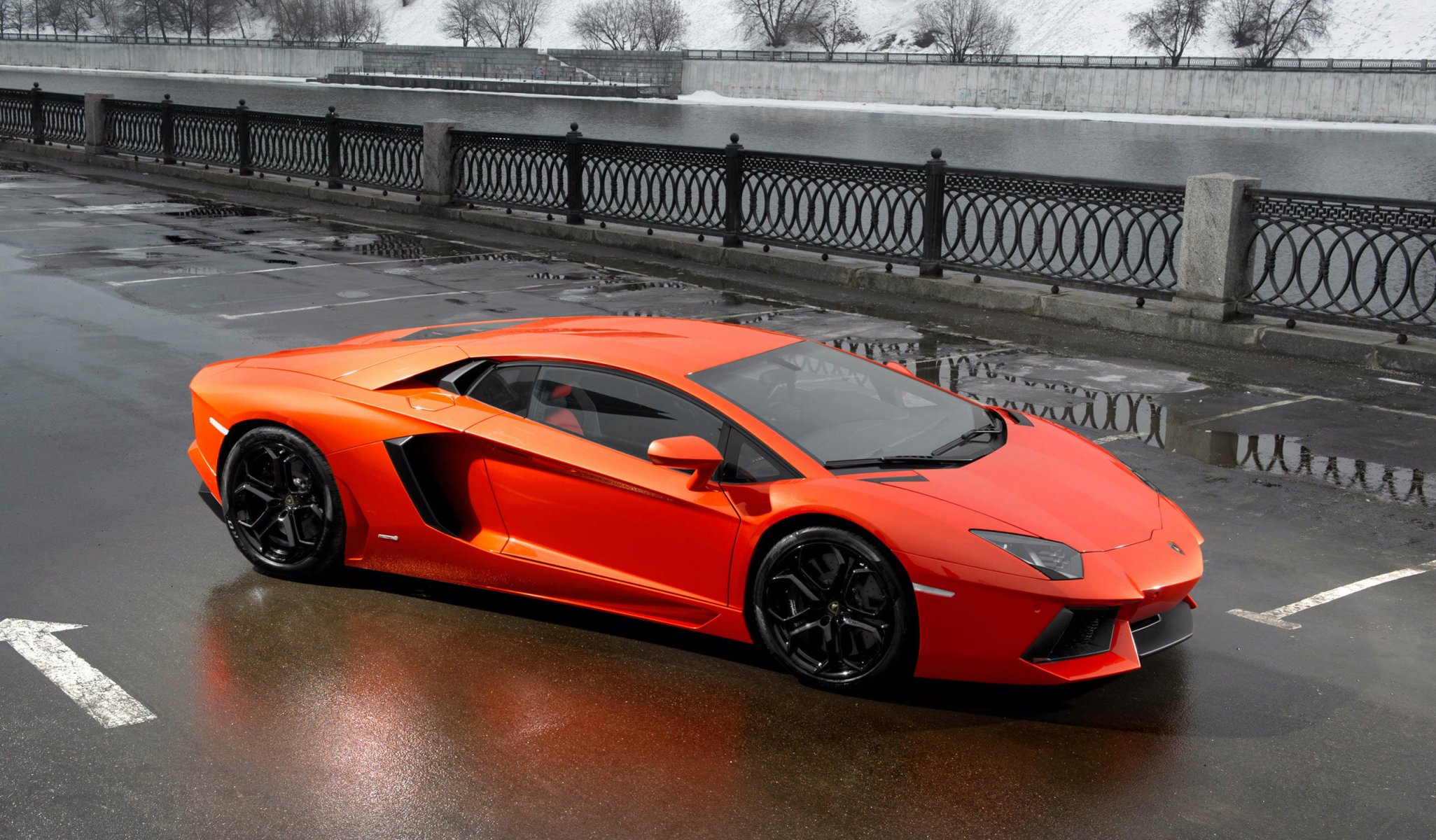 lamborghini aventador lp700-4 vue latérale flaques d eau route