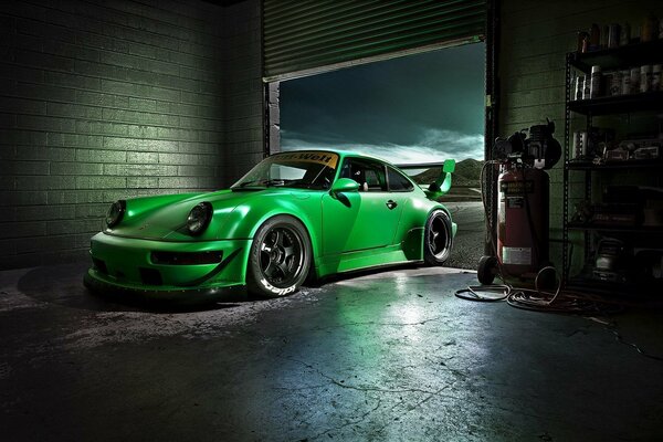 Ein leuchtend grüner Porsche Carrera ist das beste Geschenk für eine geliebte Frau