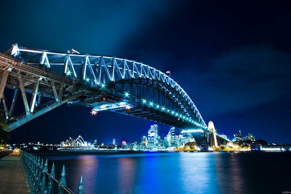 Luci notturne di Sydney sul fiume