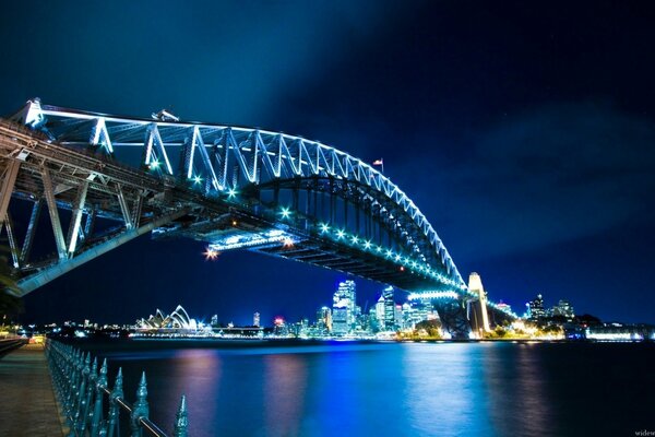 Światła nocy Sydney nad rzeką