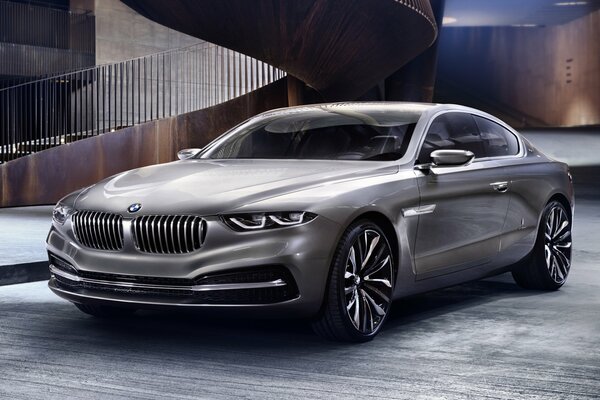 Концепт серебристого bmw гран lusso на фоне лестницы