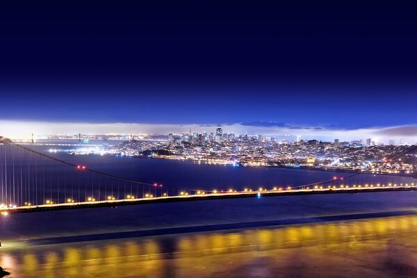 El puente nocturno brilla con sus luces