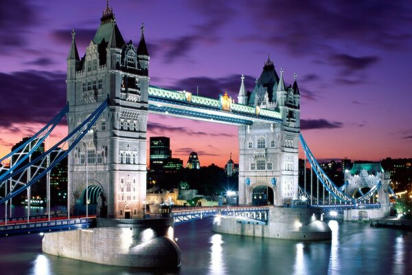 Puente en Inglaterra por la noche