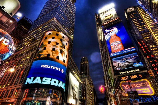Nocna metropolia oświetlona neonowymi reklamami na wieżowcach