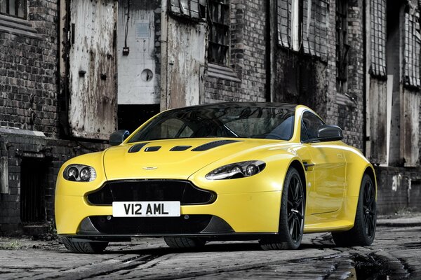 Aston Martin żółty widok z przodu