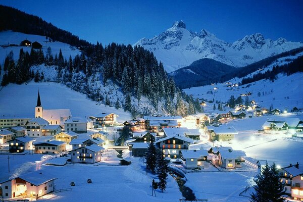 Luci di notte d inverno in montagna