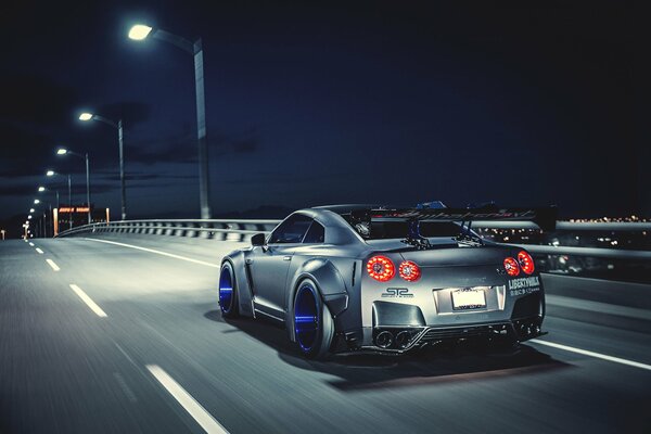Supersamochód Nissana na nocnej drodze
