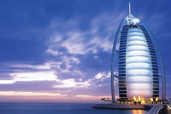 Schönes Hotel in Dubai vor dem Hintergrund des blauen Himmels