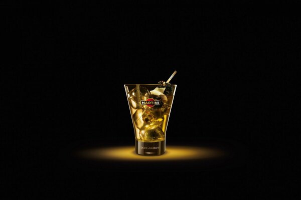 Un vaso de Martini sobre un fondo negro. Simplicidad de estilo