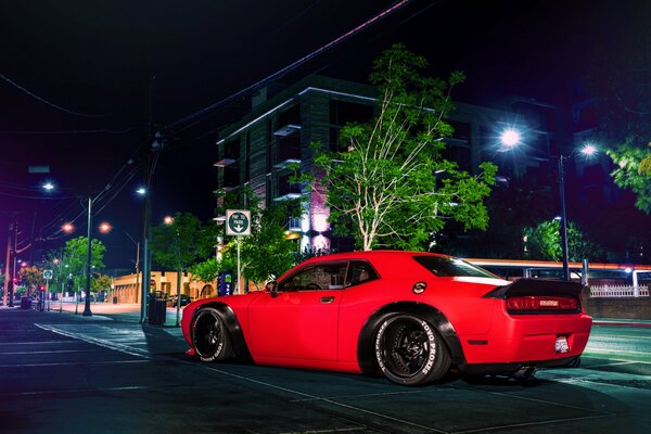 Rotes Auto auf Nacht Straße Hintergrund