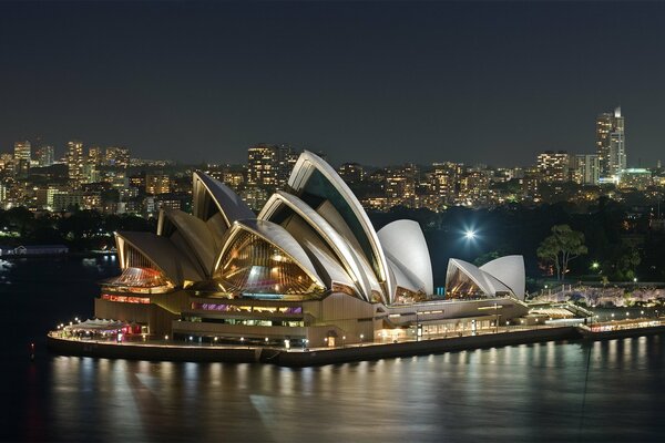 Un edificio de Ópera único entre las luces de la noche de Australia