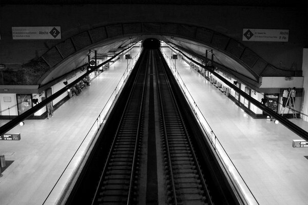 Immagine in bianco e nero della linea della metropolitana