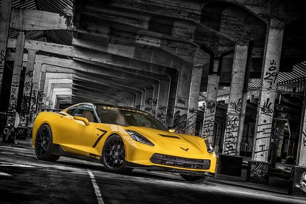 Corvette Chevrolet jaune sur fond de colonnes