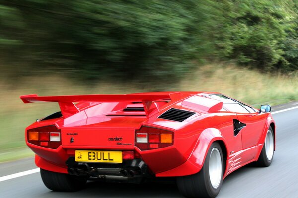 Lamborghini countach sur la piste de course