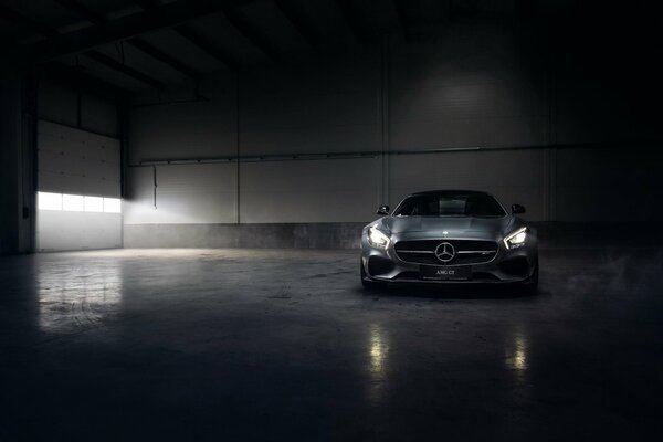 Silberner Mercedes-Benz amg gt im Hangar im Nebel