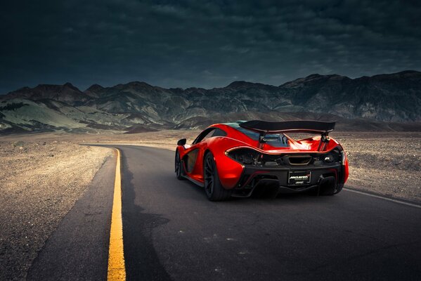 Hypercar arancione. Foto posteriore sulla strada