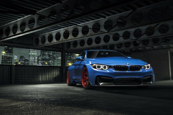 Blauer BMW GTRS4 auf Erweiterungen und mit roten Vorsteiner Felgen