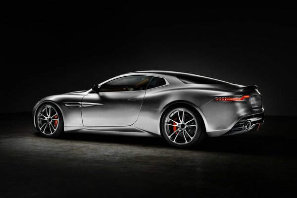 Aston Martin szary na czarnym tle