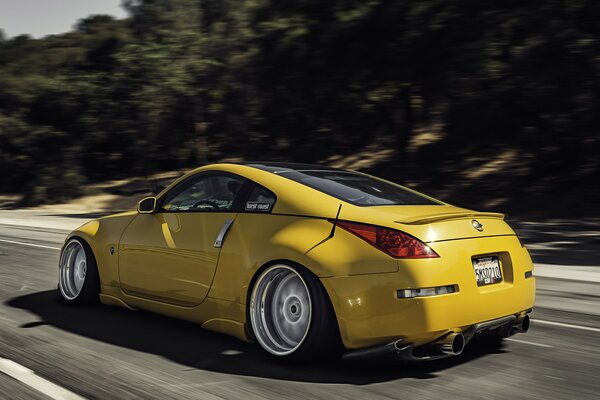 Żółty Nissan jedzie drogą