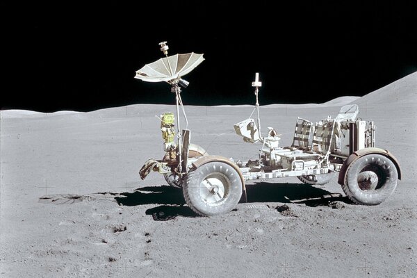 Un auto lunare si fa strada attraverso la luna