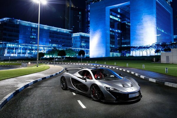 Mclaren supercar argento in pista