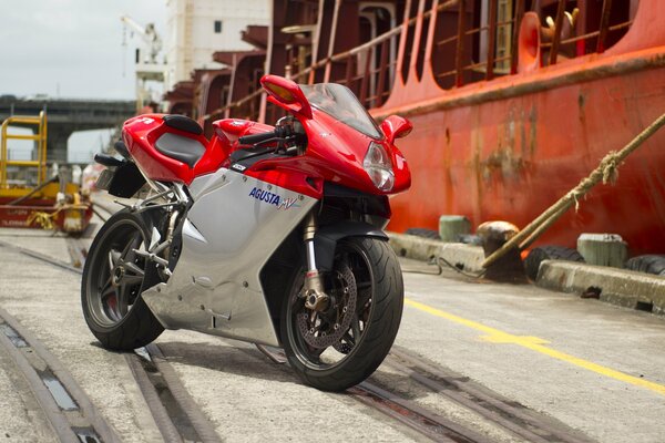 Moto mv agusta F4 si trova in porto0