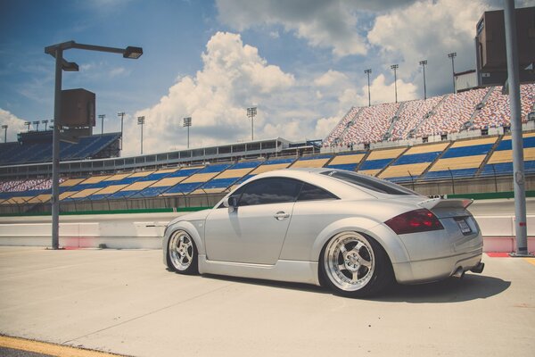 Audi deportivo plateado en la tribuna