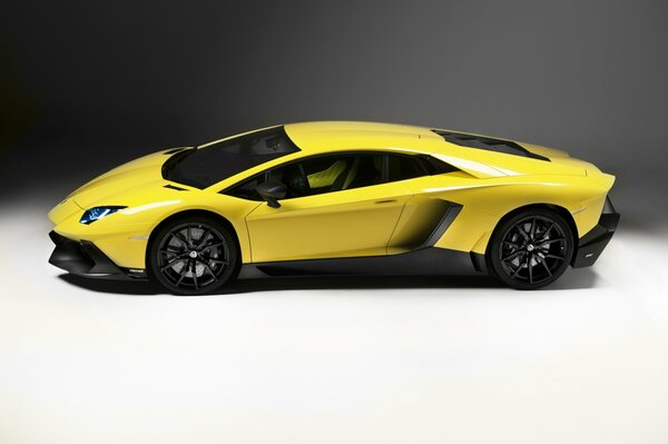 Żółty piękny Lamborghini z boku
