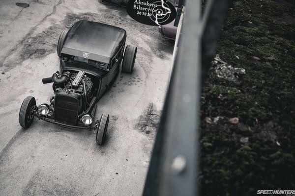 Voiture rétro en couleur noire avec de grands phares