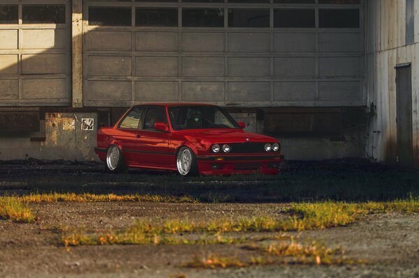 Klassischer roter BMW e30 im neuen Tuning