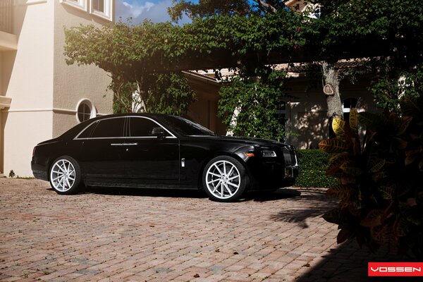 Rolls royce in der Villa eines dicken Besitzers