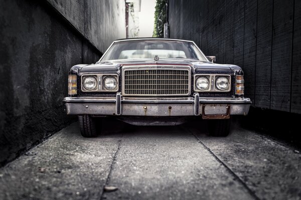 Coche viejo en un callejón oscuro