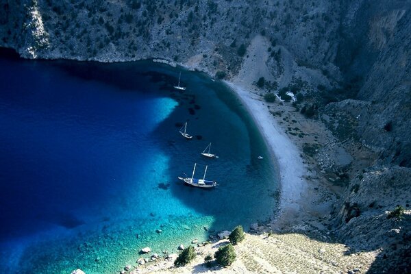 Mare smeraldo, baia con yacht