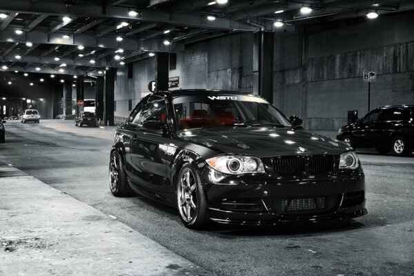 Auto BMW nera nel garage notturno