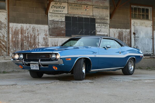 Viejo Dodge Challenger en el fondo del almacén