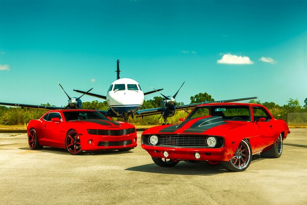 Chevrolet y samaro de colores rojos y un avión