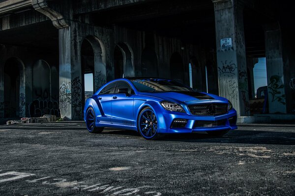 Bleu Mercedes Benz dans un bâtiment abandonné