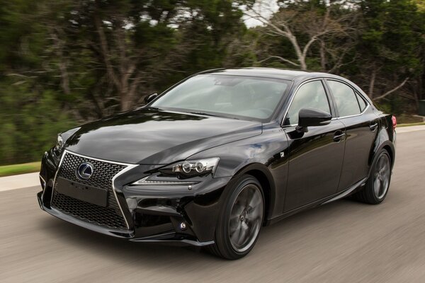 Coche Lexus deporte negro en el fondo de la carretera