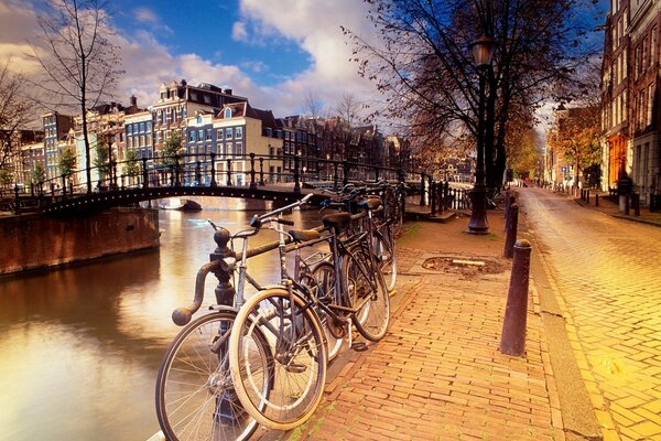 Rues étroites. Vélos. Rivière