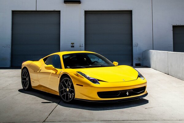 Ferrari gialla su uno sfondo di garage