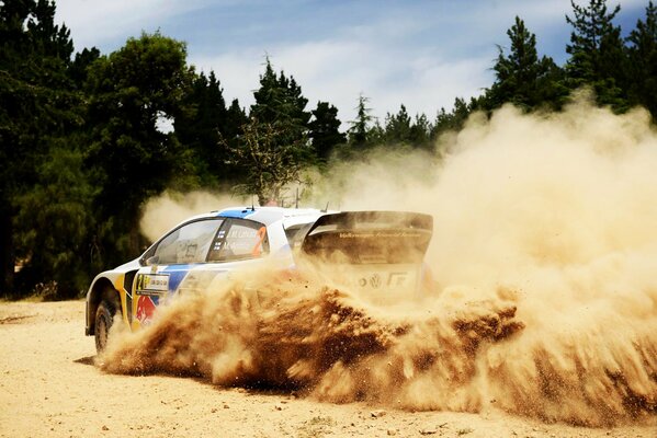 Volkswagen Polo entra en un hermoso deslizamiento en la arena frente al bosque