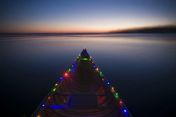 Barco decorado con guirnaldas de colores para el romance