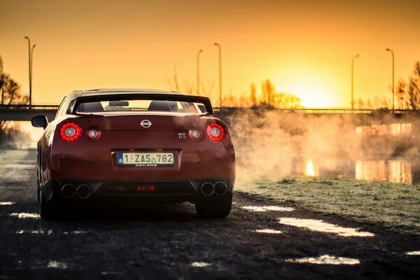 Rouge sport nissan R35 gt-r sur fond de coucher de soleil