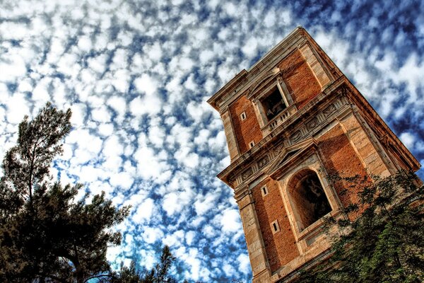 Antica torre sullo sfondo di un cielo nuvoloso