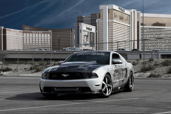 Ford Mustang en el fondo de las casas