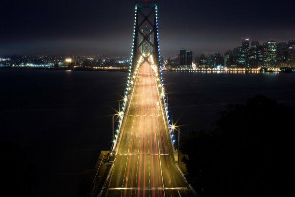 Puente de noche en una hermosa ciudad