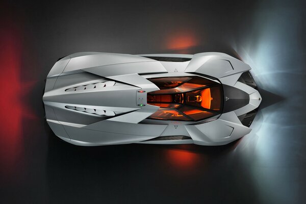Lamborghini dans un design futuriste de couleur argent
